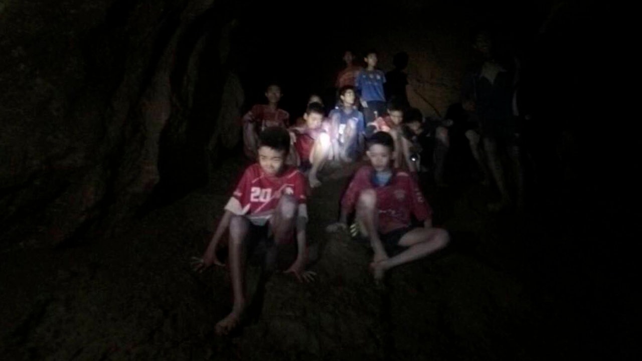In einer Höhle sitzen Kinder einer Fußballmannschaft in Thailand fest