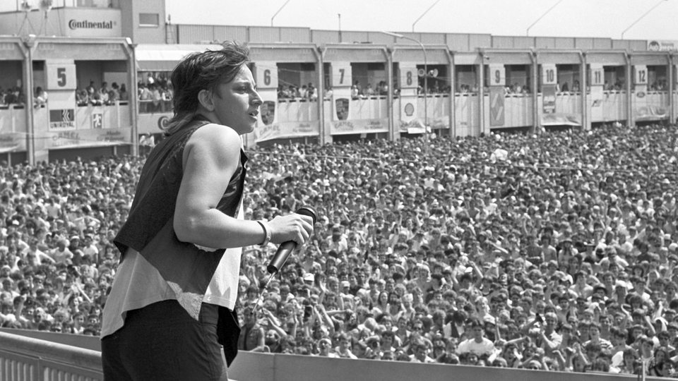Die italienische Rockröhre Gianna Nannini begeistert die rund 75.000 Fans auf dem Festival Rock am Ring am 26.05.1985. [