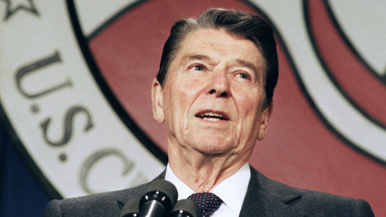 Ronald Reagan spricht 1986 vor dem U.S. Chamber of Commerce in Washington
