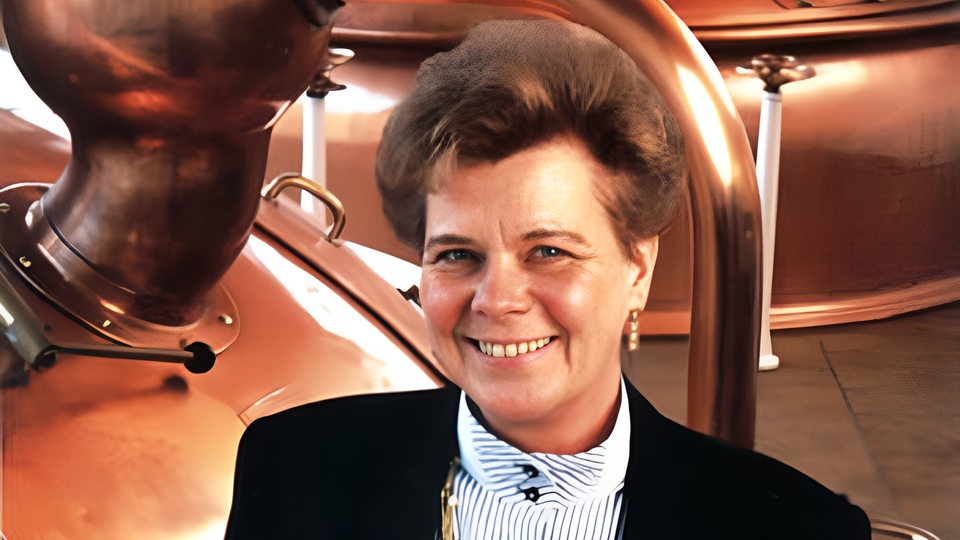 Porträt von Rosemarie Veltins im Brauereibetrieb.