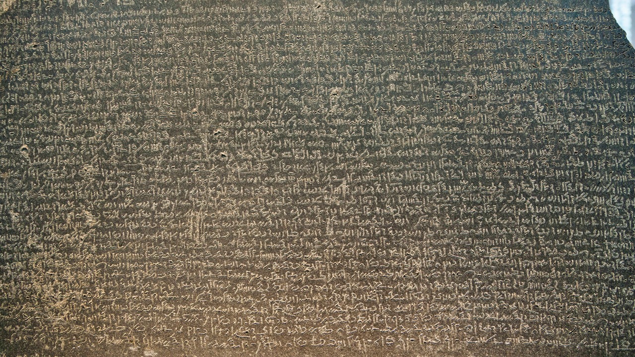 Nahaufnahme der Inschriften des Rosetta-Steins (British Museum)