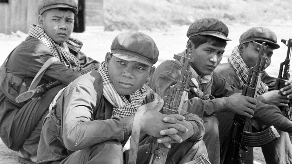 Junge Kämpfer der Roten Khmer mit chinesischen AK-47 Gewehren