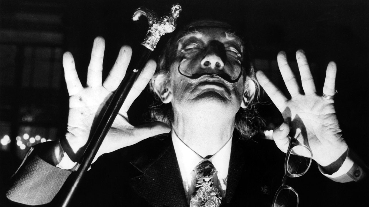 Der spanische Künstler Salvador Dali in bizarrer Pose bei einer Pressekonferenz in Paris am 21.05.1973. 