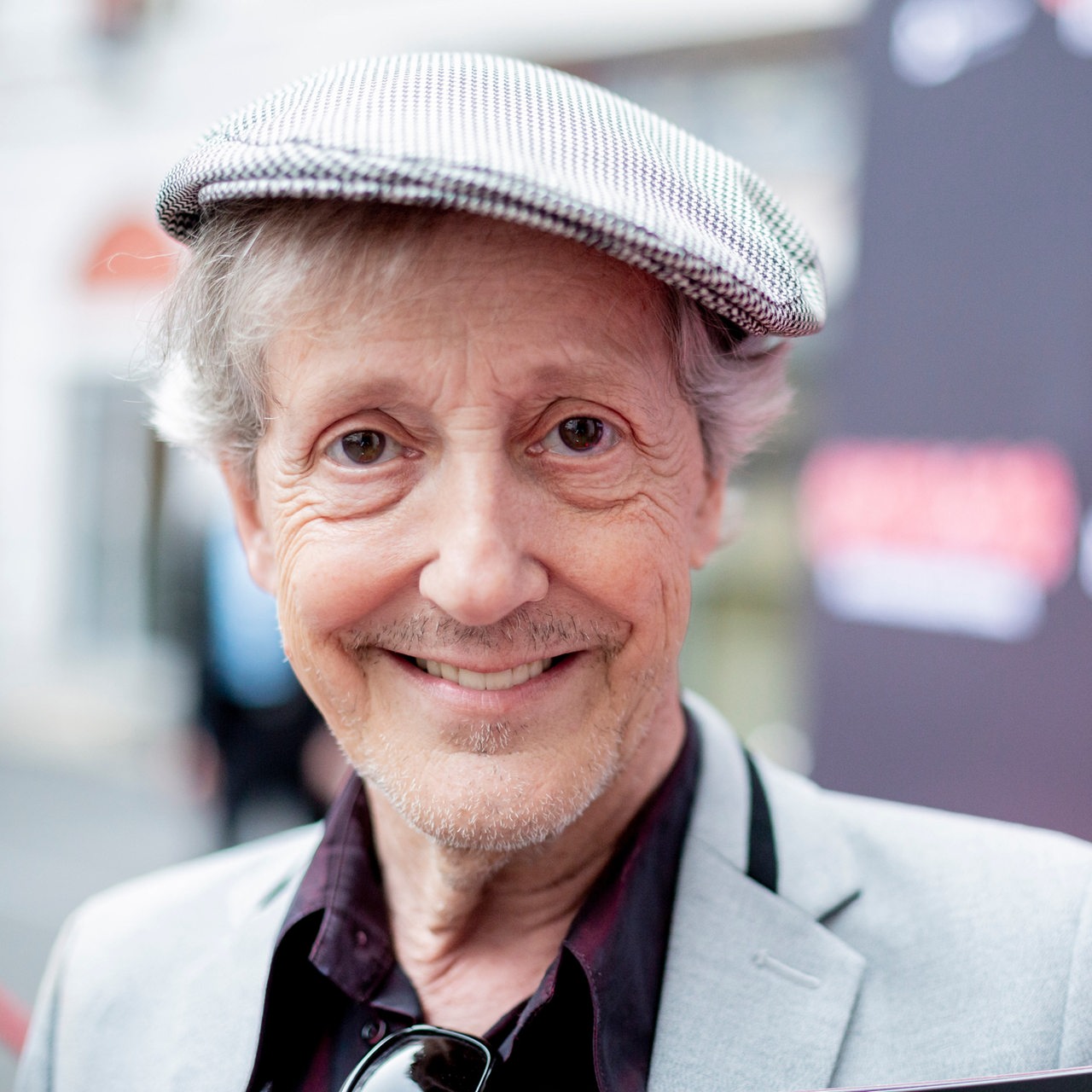 Santiago Ziesmer, Schauspieler und Synchronsprecher, steht vor der VIP-Premiere von "CHICAGO – The Musical" im Hof des Berliner Admiralspalasts.