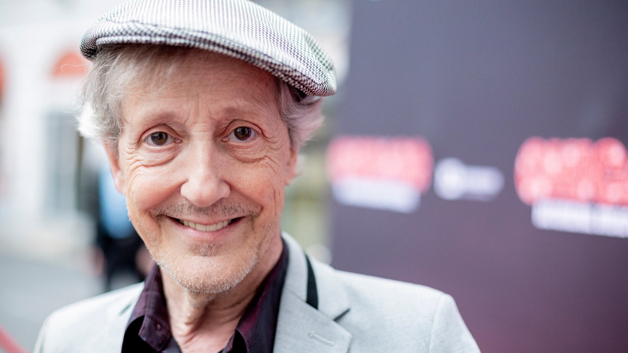 Santiago Ziesmer, Schauspieler und Synchronsprecher, steht vor der VIP-Premiere von "CHICAGO – The Musical" im Hof des Berliner Admiralspalasts.