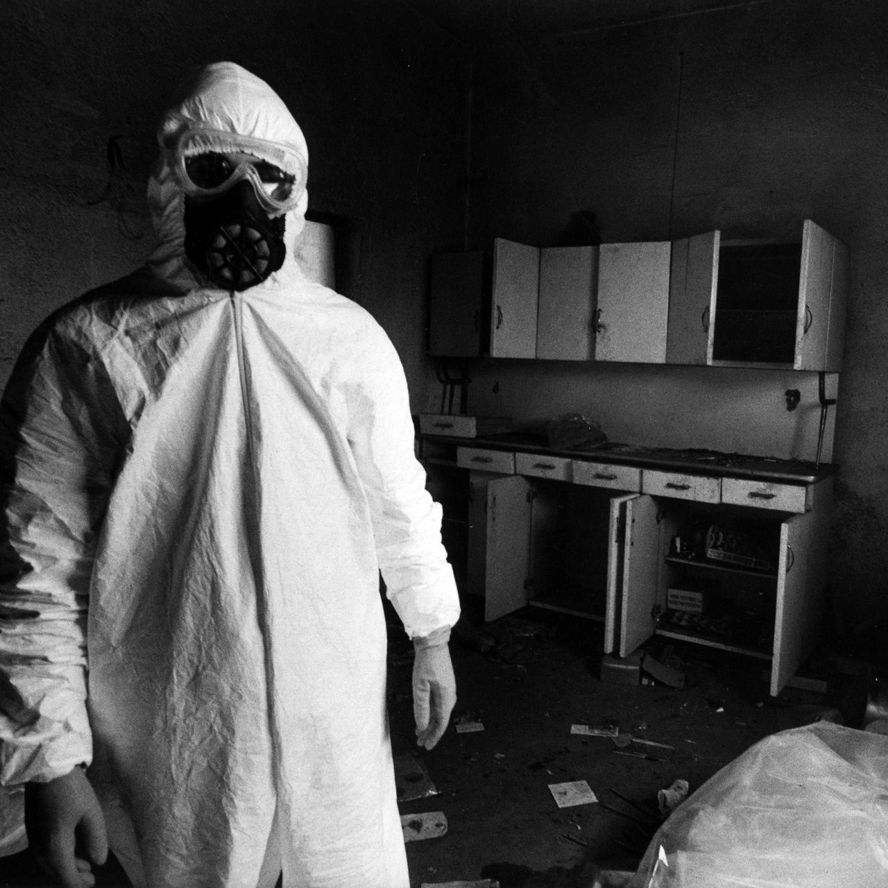 Ein Mann in Schutzanzug mit Gasmaske bei der Evakuierung des Gebiets rund um das Chemiewerk in Seveso