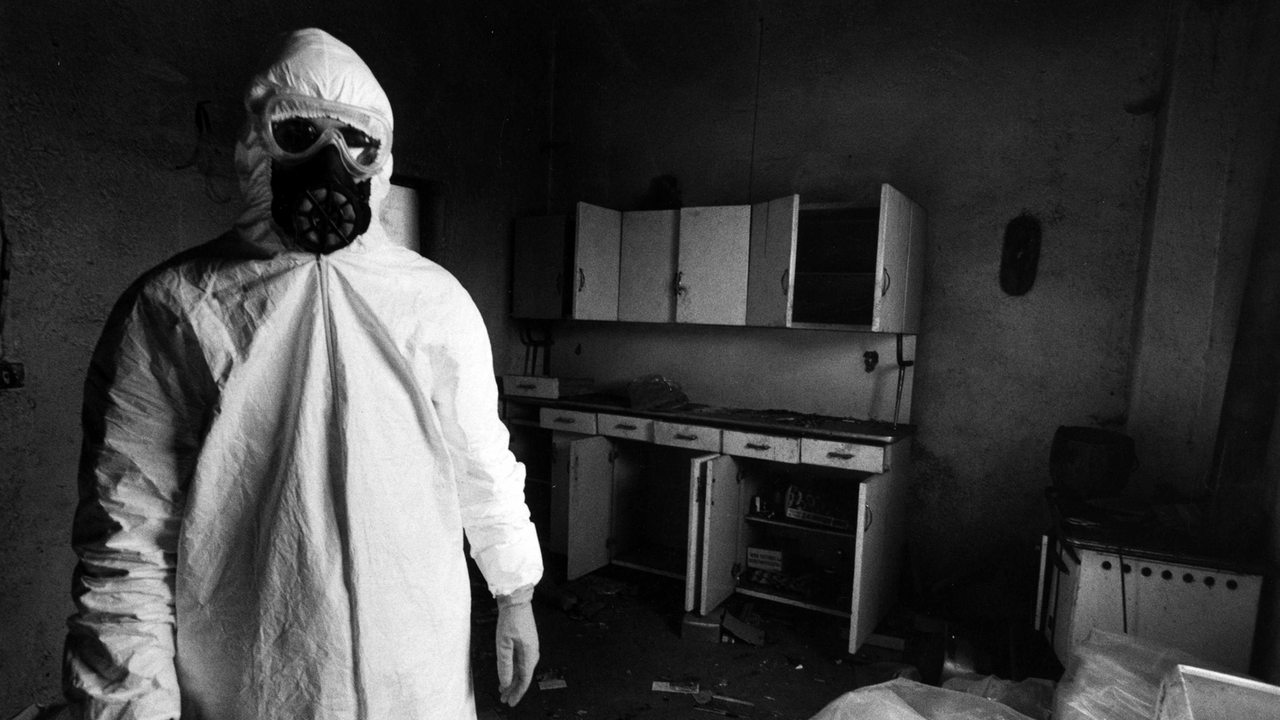 Ein Mann in Schutzanzug mit Gasmaske bei der Evakuierung des Gebiets rund um das Chemiewerk in Seveso