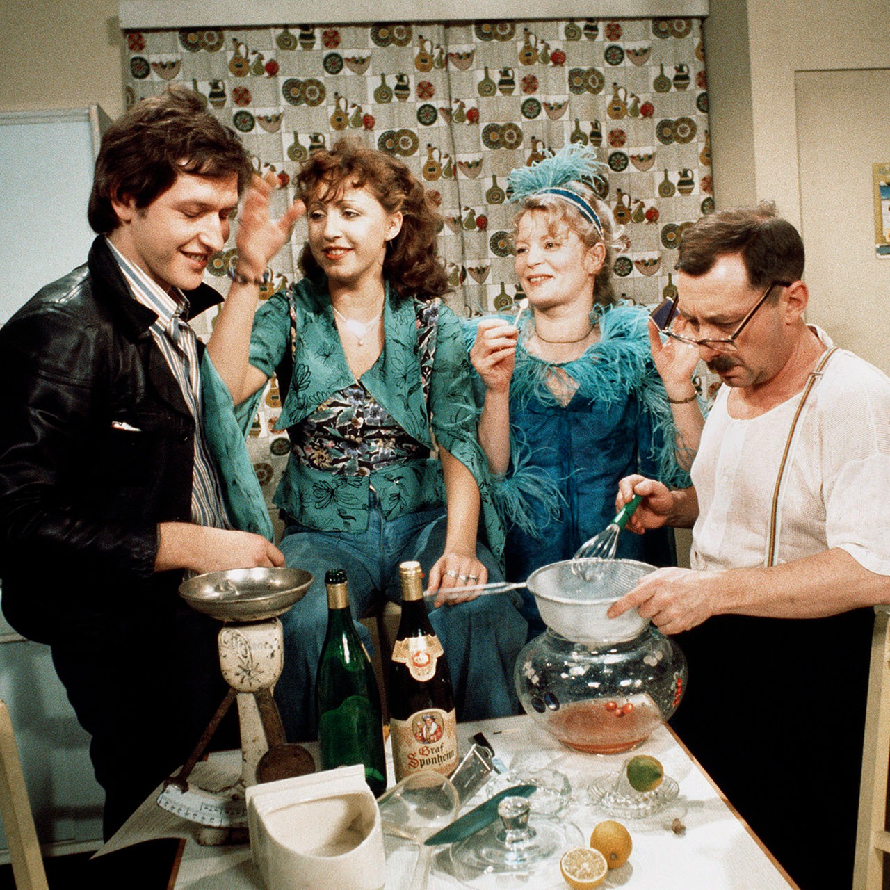 Szenenbild aus "Ein Herz und eine Seele/Silvesterpunsch". Mit Diether Krebs, Hildegard Krekel, Elisabeth Wiedemann und Heinz Schubert