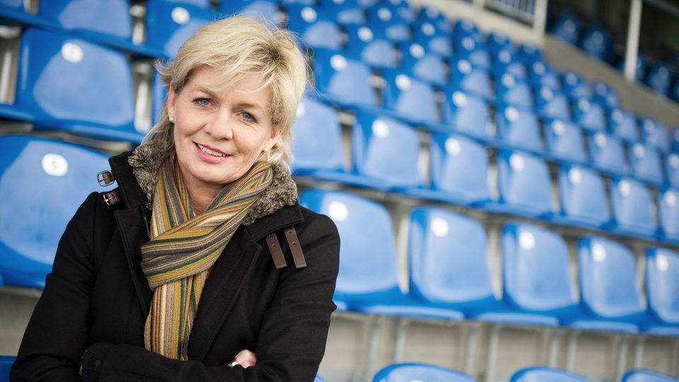 Die damalige Frauenfußball-Bundestrainerin Silvia Neid vor leeren Stadionrängen (2013)