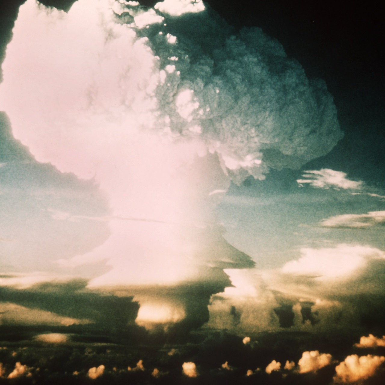 Der Pilz einer H-Bomben-Explosion breitet sich über den Wolken aus. 