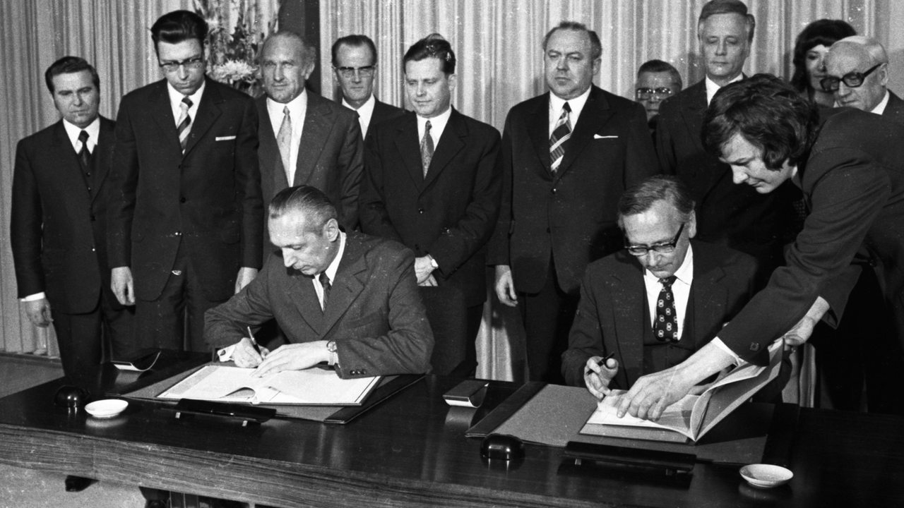 Der Staatssekretär Günter Gaus und der stellvertretene Außenmininster der DDR Kurt Nier unterzeichnen vertraglich das Protokoll über die Einrichtung ständiger Vertretugne in Bonn 1974.
