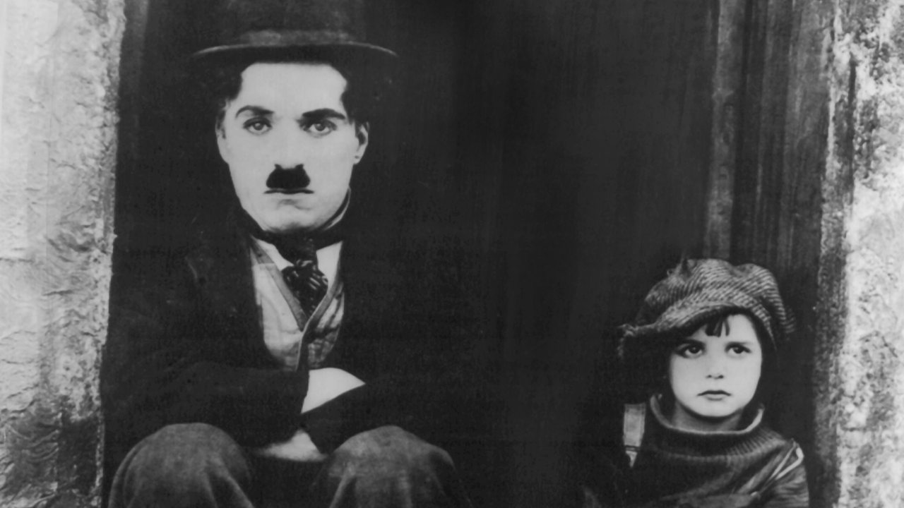 Charlie Chaplin als Vagabund und der damals sechsjährige Jackie Coogan als Kind in dem Kinofilm "The Kid" von 1921