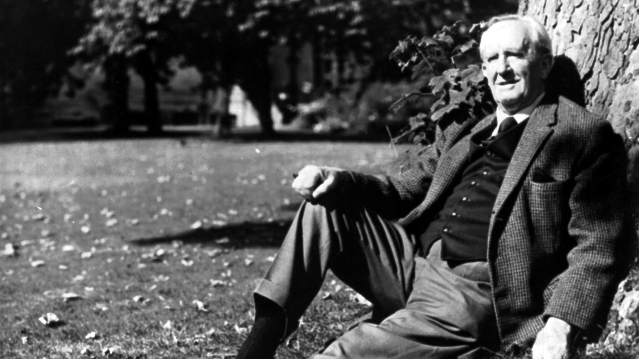 J.R.R. TOLKIEN (Professor John Ronald Reuel Tolkien) sitzt an einem Baum