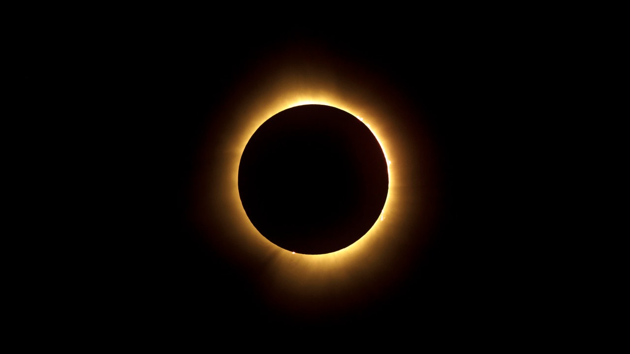 Aufnahme einer totalen Sonnenfinsternis, bei der sich der Mondschatten die komplette Sonne bedeckt.