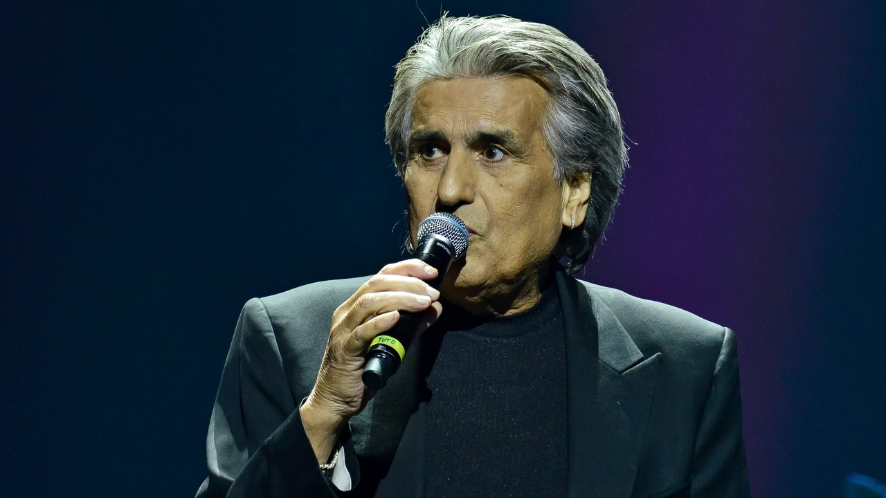 Porträt des italienischen Sängers Toto Cutugno mit Mikrofon auf der Bühne