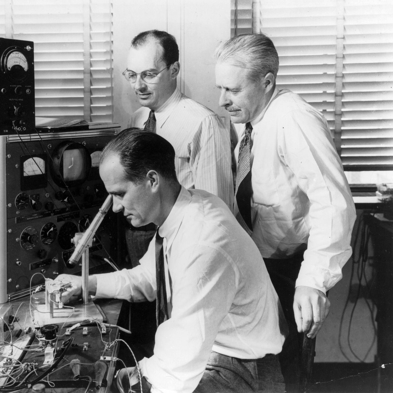 Nobelpreis Gewinner Dr. William Shockley (sitzend) und Walter H. Brattain (links) bei Bell Telephone Laboratories 1948 mit dem erstens Transistor