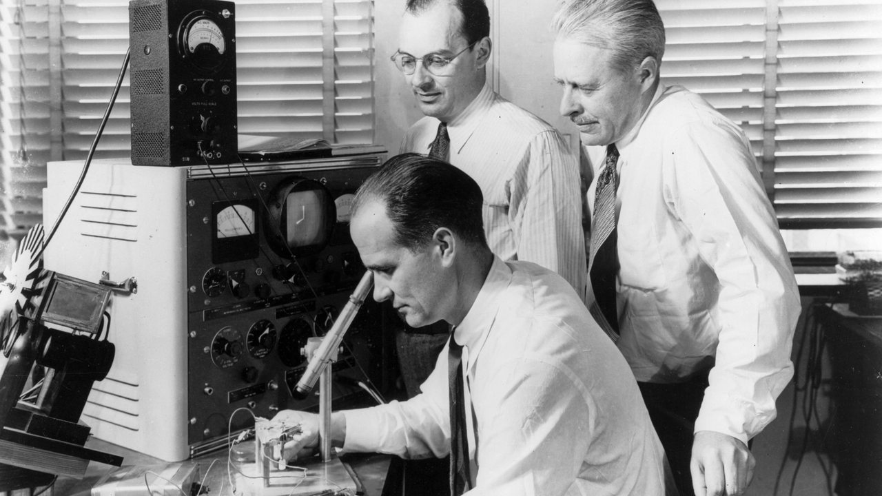 Nobelpreis Gewinner Dr. William Shockley (sitzend) und Walter H. Brattain (links) bei Bell Telephone Laboratories 1948 mit dem erstens Transistor