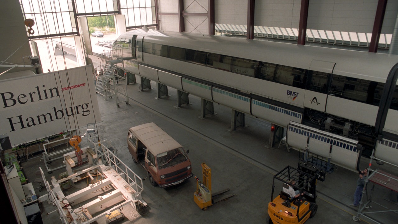 Blick in die Wartungshalle der Transrapid-Versuchsanlage Emsland in Lathen mit einem Transrapid im Jahre 1995 (Archivbild)