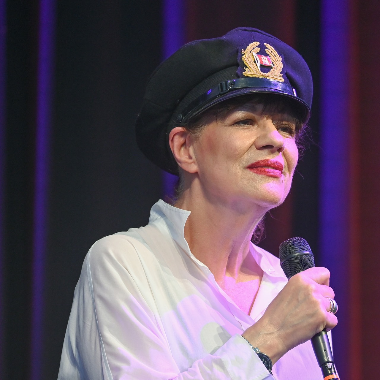 Ulla Meinecke, Sängerin, steht bei ihrem Konzert auf der Bühne des Sommerprogramms der Stiftung Schloss Neuhardenberg.