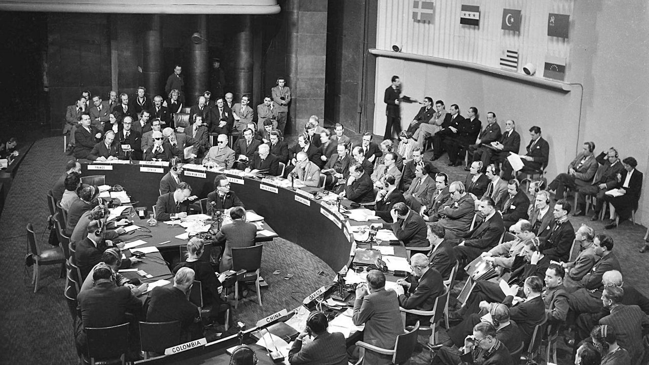 Die UN-Vollversammlung verabschiedet am 10.12.1948 im Palais de Chaillot in Paris die Allgemeine Erklärung der Menschenrechte.