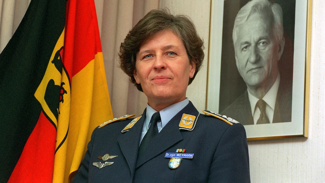 Die 50jährige Ärztin und Generälin Dr. Verena von Weymarn vor einem Bild des Bundespräsidenten Richard von Weizsäcker 