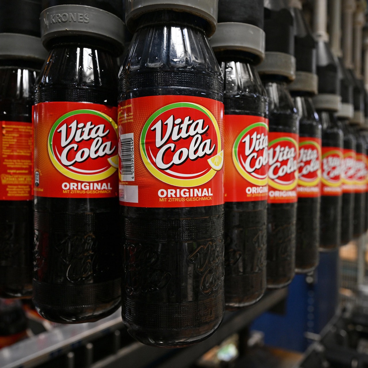 Abfüllung von "Vita Cola" von der Firma Thüringer Waldquell.