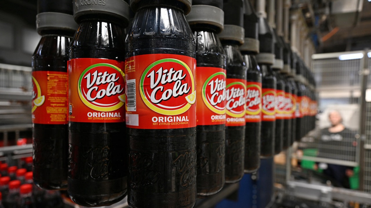 Abfüllung von "Vita Cola" von der Firma Thüringer Waldquell.