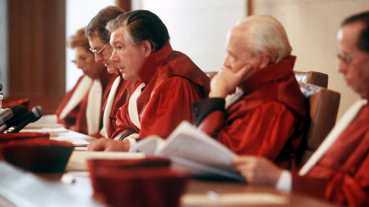 Der Erste Senat des Bundesverfassungsgerichtes in Karlsruhe mit Bundesverfassungsgerichts-Präsident Professor Dr. Ernst Benda (M) am 15. Dezember 1983 bei der Urteilsverkündung über das Volkszählungsgesetz 1983