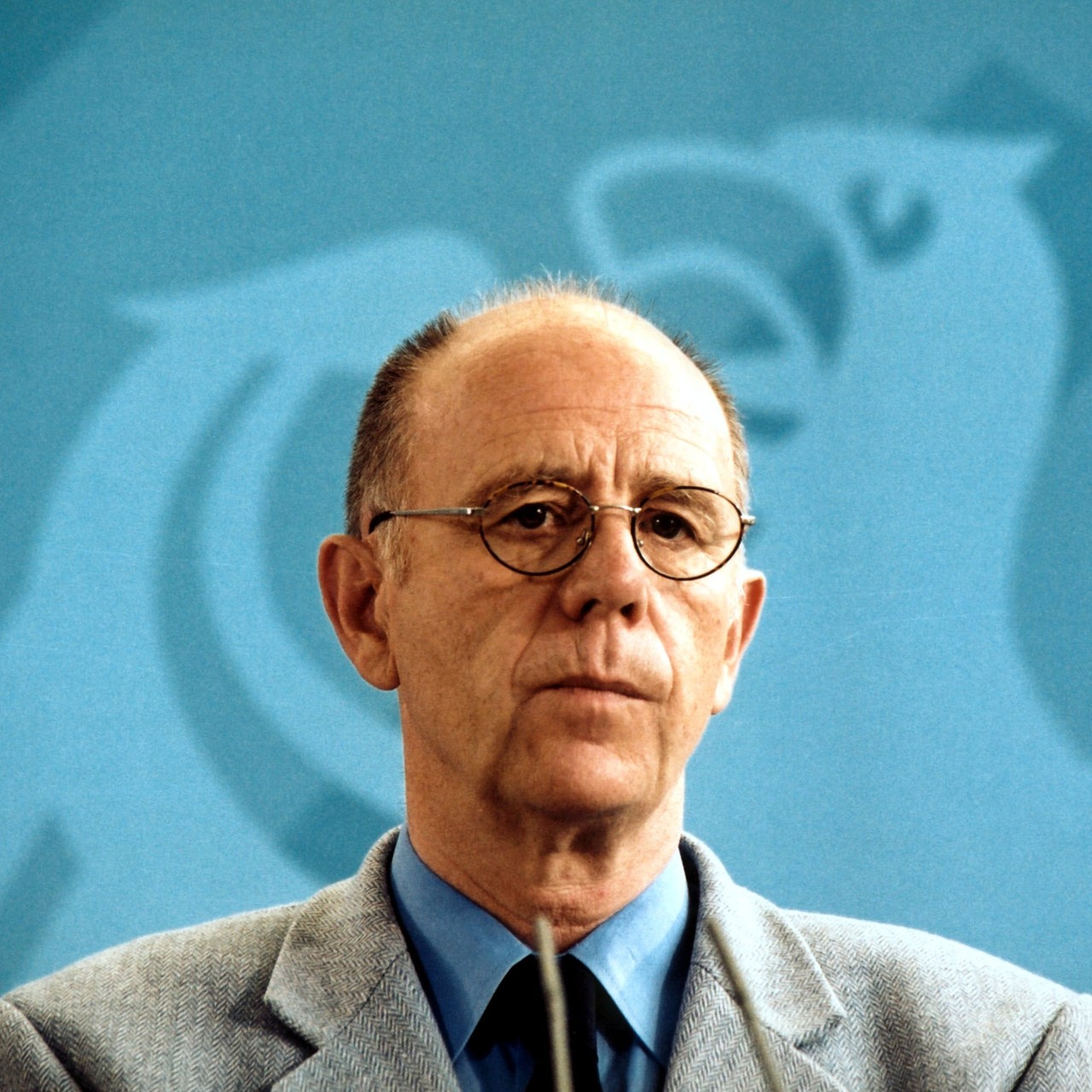 Der ehemalige Bundesarbeitsminister Walter Riester, aufgenommen 2002 auf einer Pressekonferenz in Berlin.