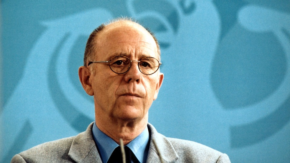 Der ehemalige Bundesarbeitsminister Walter Riester, aufgenommen 2002 auf einer Pressekonferenz in Berlin.