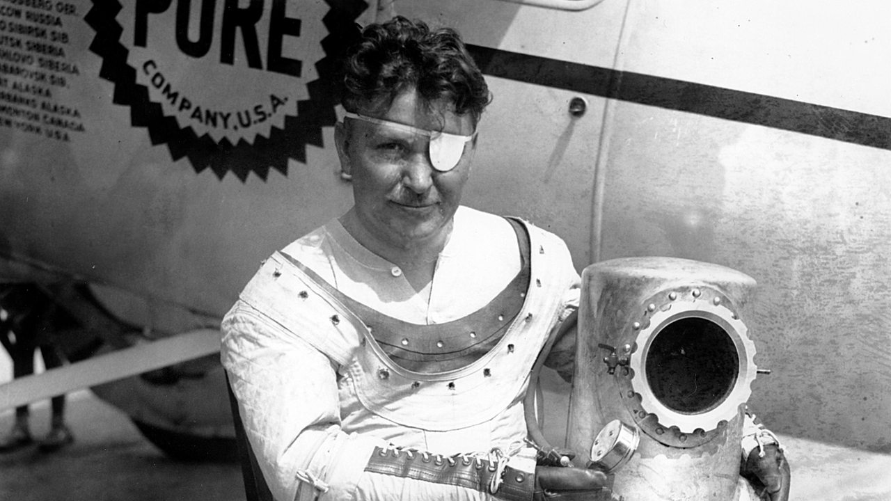 Der einäugige Pilot Wiley Post in seinem Spezialanzug vor seinem Flugzeug "Winnie Mae"