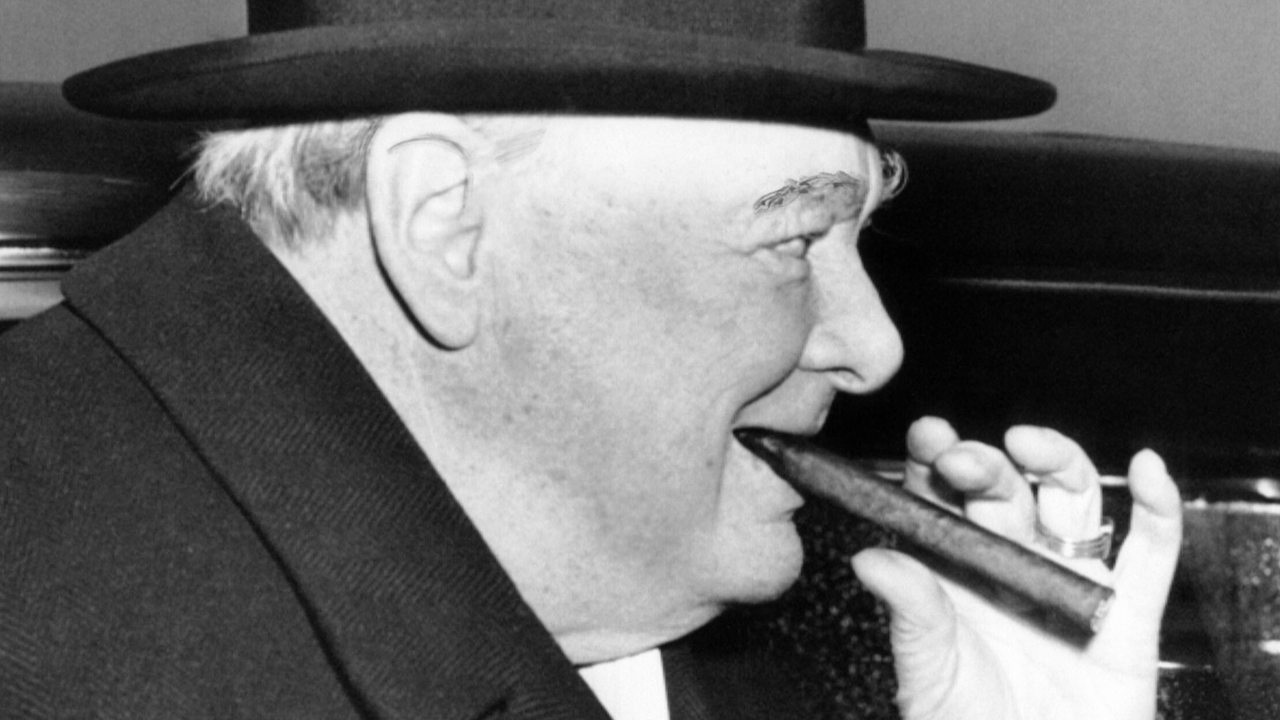 Winston Churchill im Halbprofil mit Zigarre und Hut
