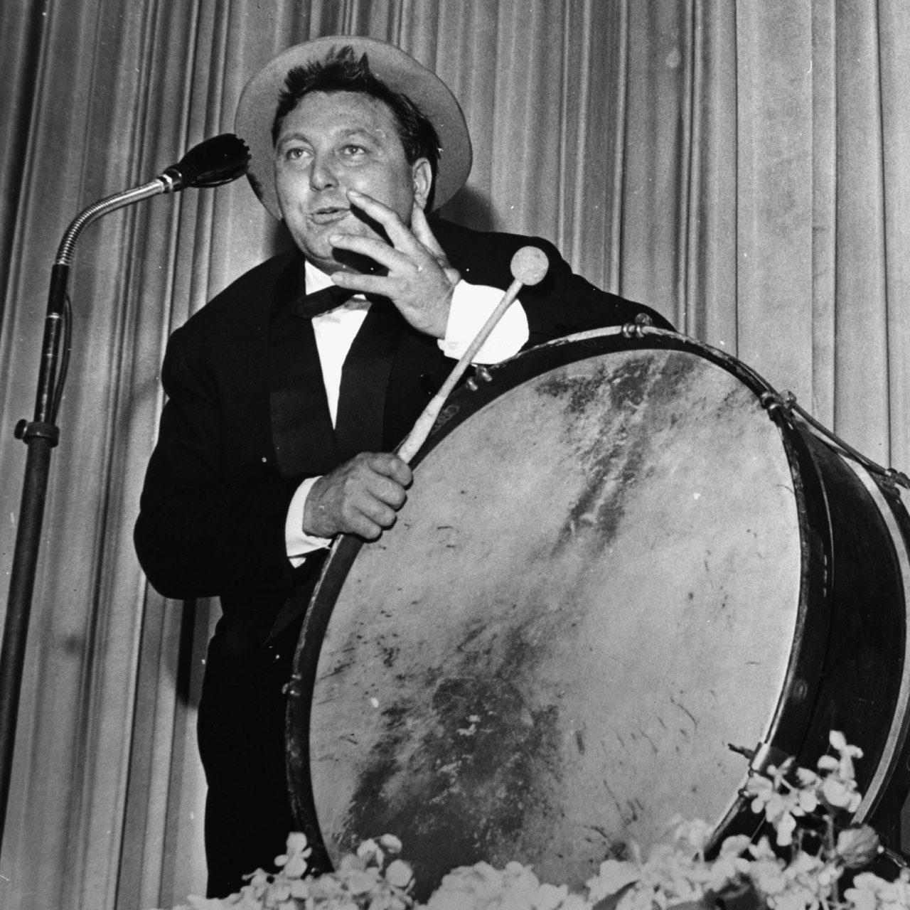 Schauspieler und Kabarettist Wolfgang Neuss auf einer Bühne in den 50er-Jahren