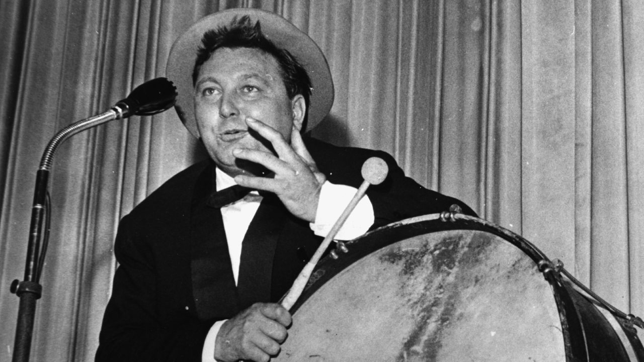 Schauspieler und Kabarettist Wolfgang Neuss auf einer Bühne in den 50er-Jahren