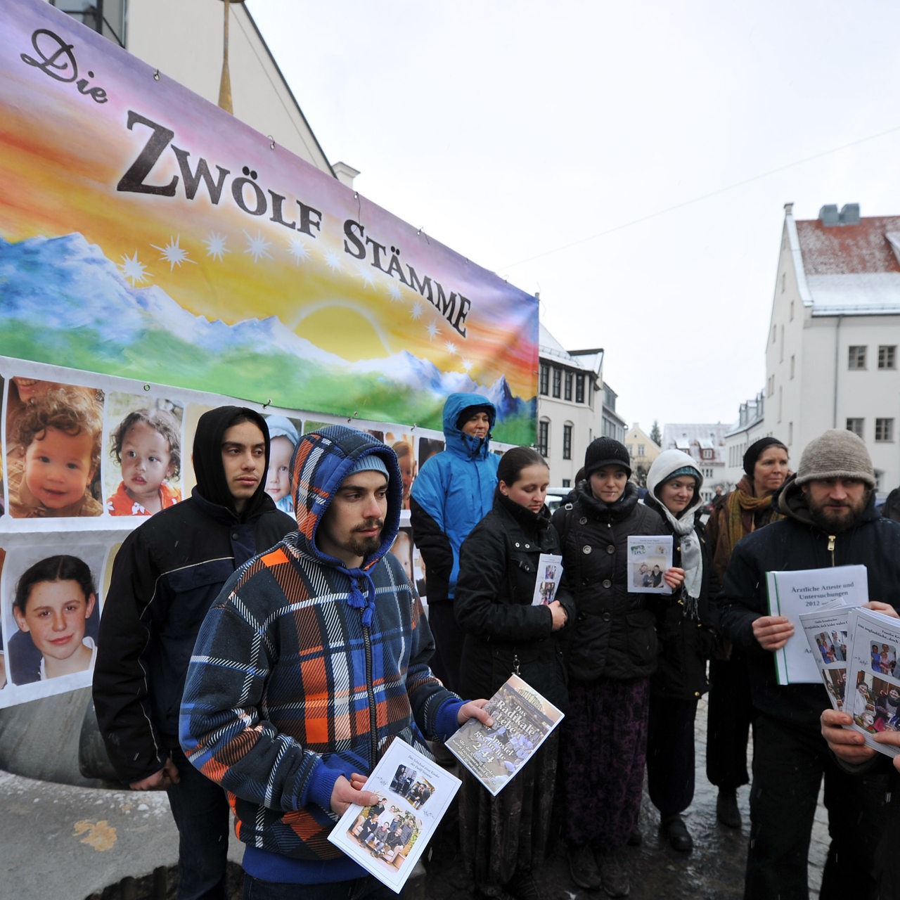 Am Rande eines Prozesses gegen zwei Mütter der urchristlichen Glaubensgemeinschaft "Zwölf Stämme" demonstrieren deren Sektenkollegen vor dem Amtsgericht Nördlingen. (2015)