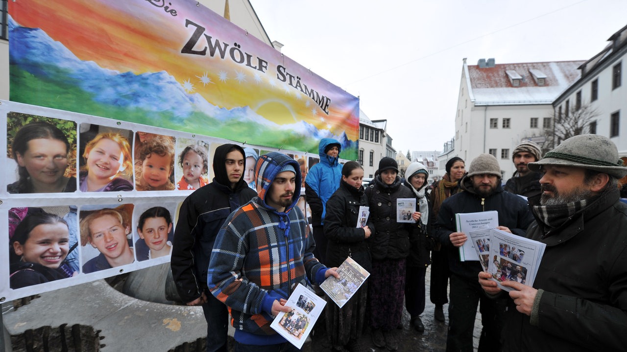 Am Rande eines Prozesses gegen zwei Mütter der urchristlichen Glaubensgemeinschaft "Zwölf Stämme" demonstrieren deren Sektenkollegen vor dem Amtsgericht Nördlingen. (2015)