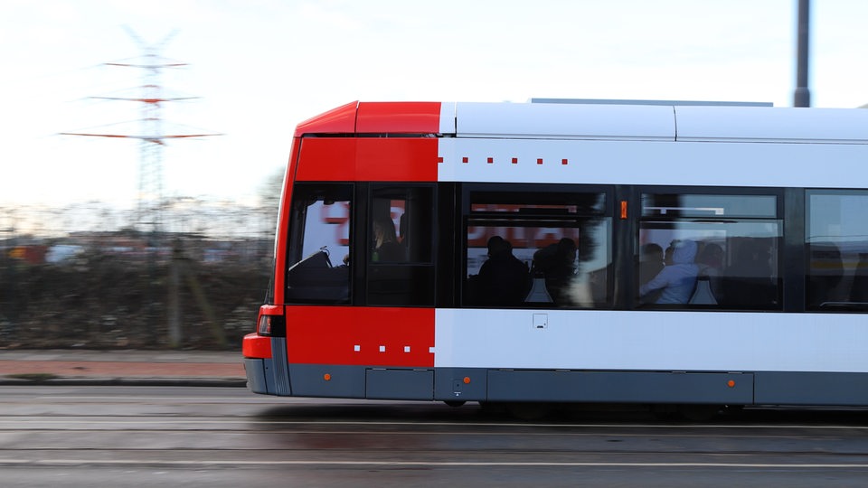 Eine fahrende Straßenbahn in Bremen.