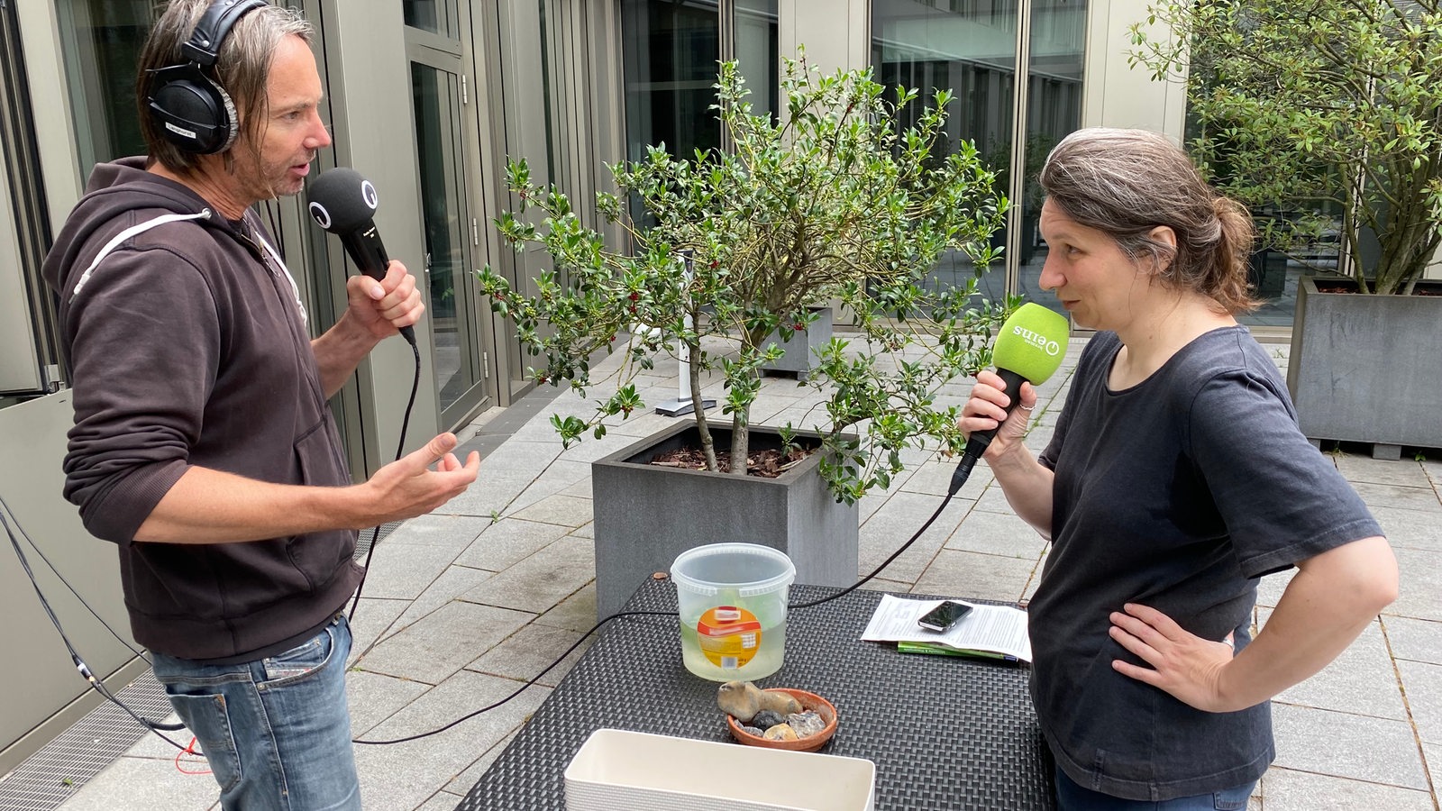 Melanie Öhlenbach zeigt Moderator Ansgar Langhorst, wie man einen Mini-Teich anlegt 