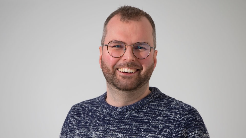 Till Kohlwes mit Brille und Bart lächelt in die Kamera