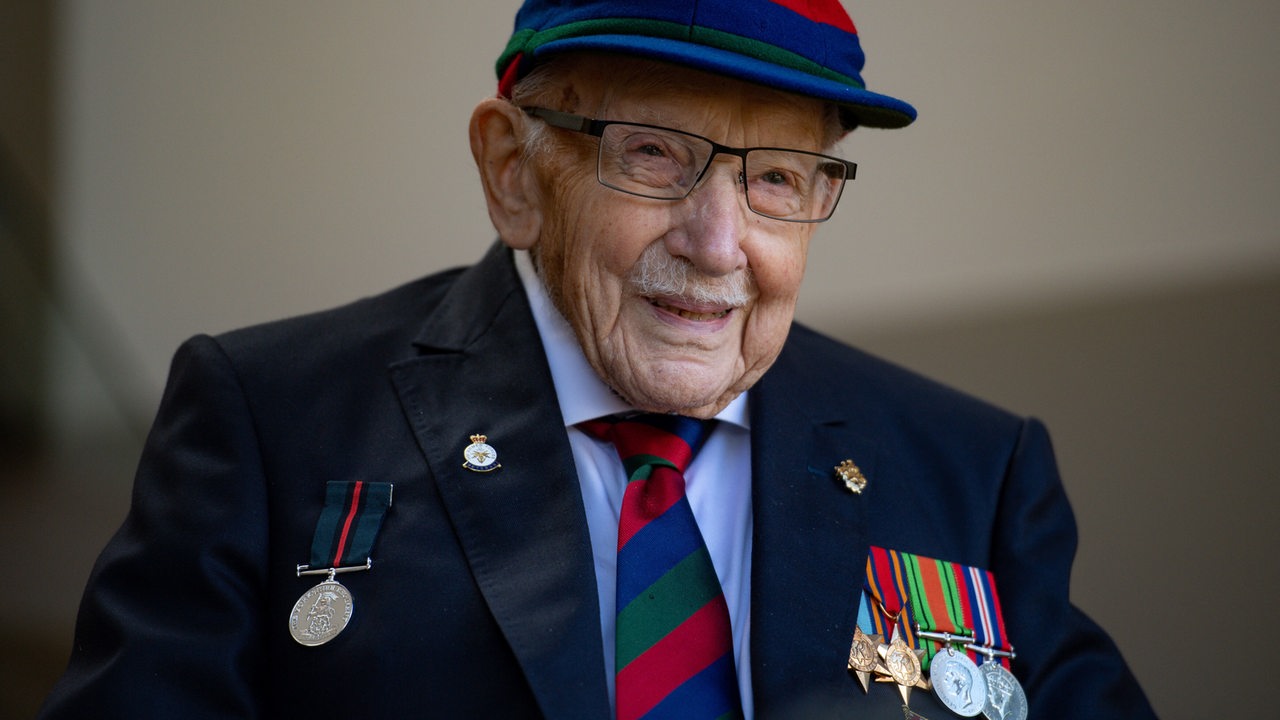 Ein mit Auszeichnungen dekorierter Sir Tom Moore im Jahre 2020