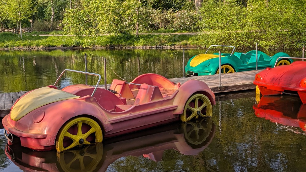 Tretboote in Form von Autos auf einem See 