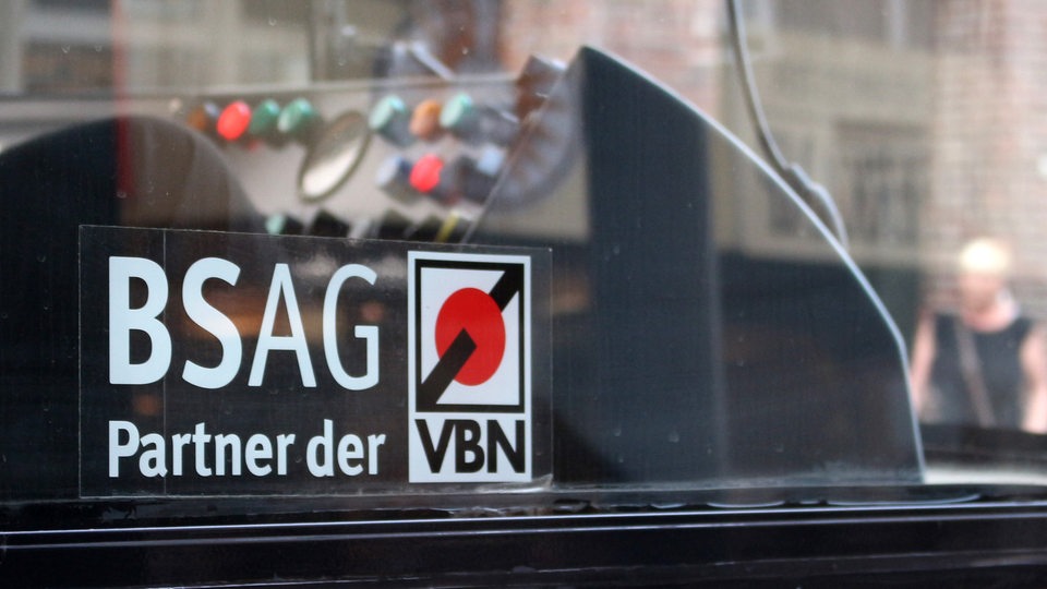Aufkleber: "BSAG, Partner der VBN" an einer Straßenbahn.