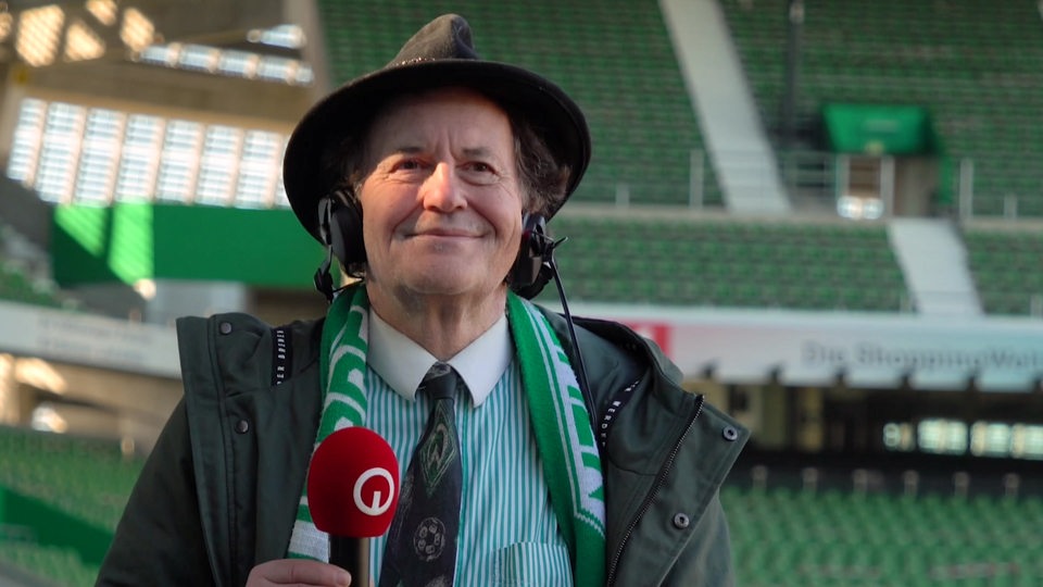 Werderfan Heiko Schulze steht im Weserstadion um den neuen Podcast "Grün-Weiße-Liebe" aufzunehmen.