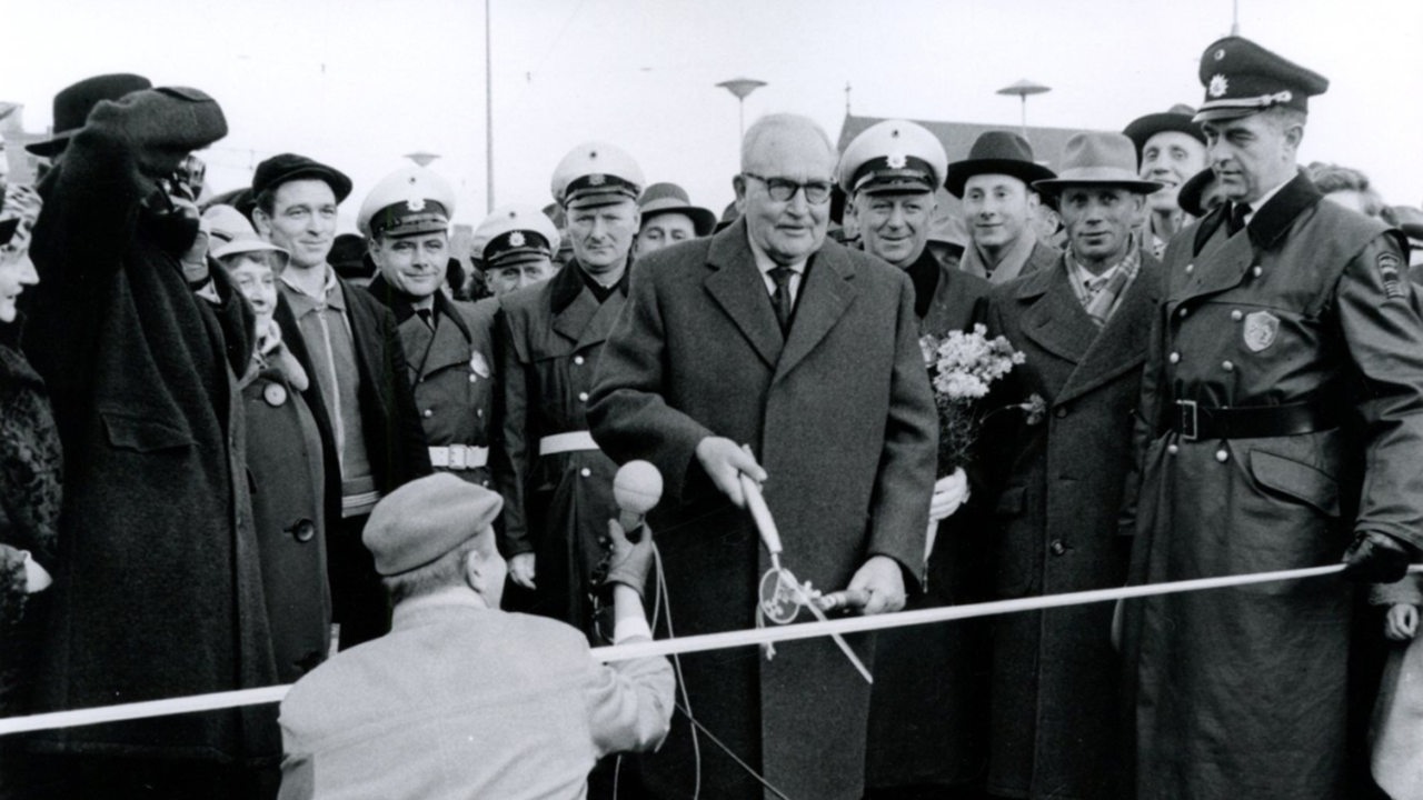 Einweihung der Großen Weserbrücke durch Bürgermeister Wilhelm Kaisen, vorne kniend Radio-Bremen-Reporter Horst Vetter, 1960 (Archivbild)