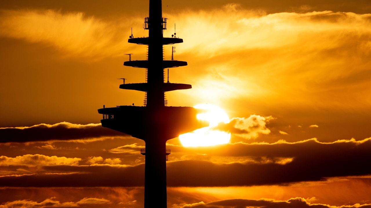 Die Sonne geht hinter dem Bremer Fernsehturm unter.