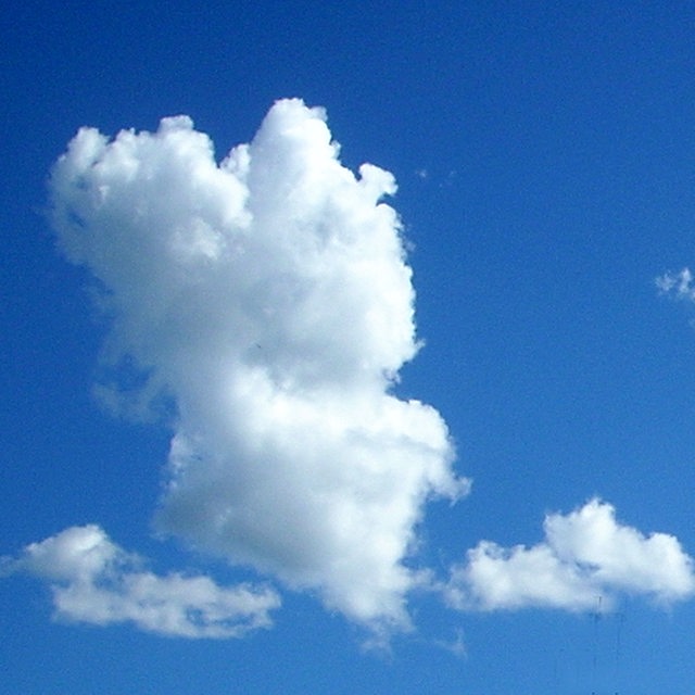 Weiße Wolken am blauen Himmel