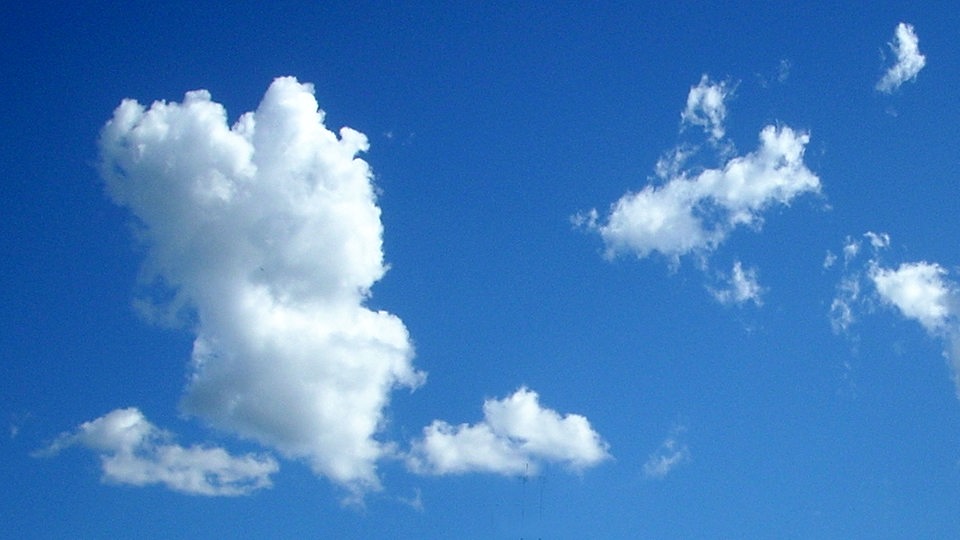 Weiße Wolken am blauen Himmel