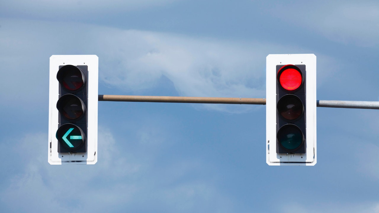 Ampeln vor blauem Himmel