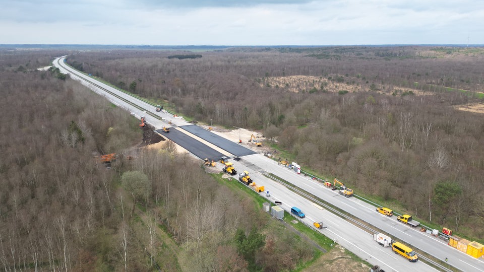 Die Baustelle der Autobahn 27 aus der Luft fotografiert.