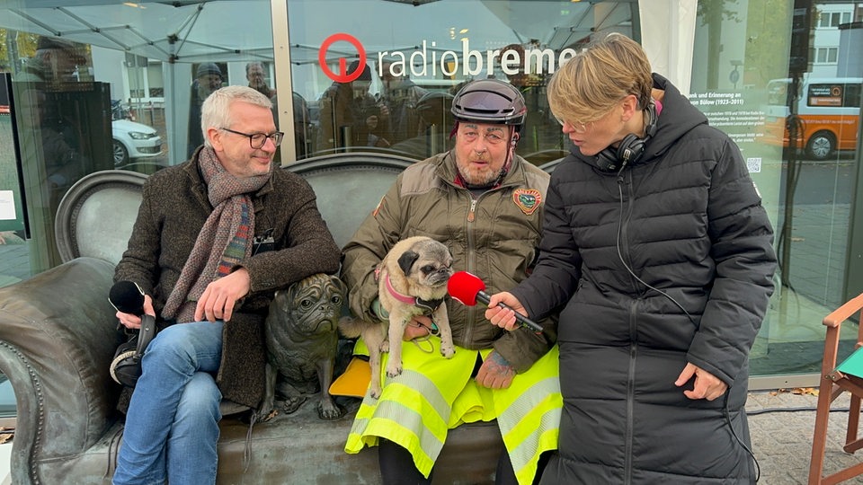 Katharina und JUK moderierten live vom Loriotsofa. Hier nehmen Jens und Mops Paul mit auf dem Sofa Platz.